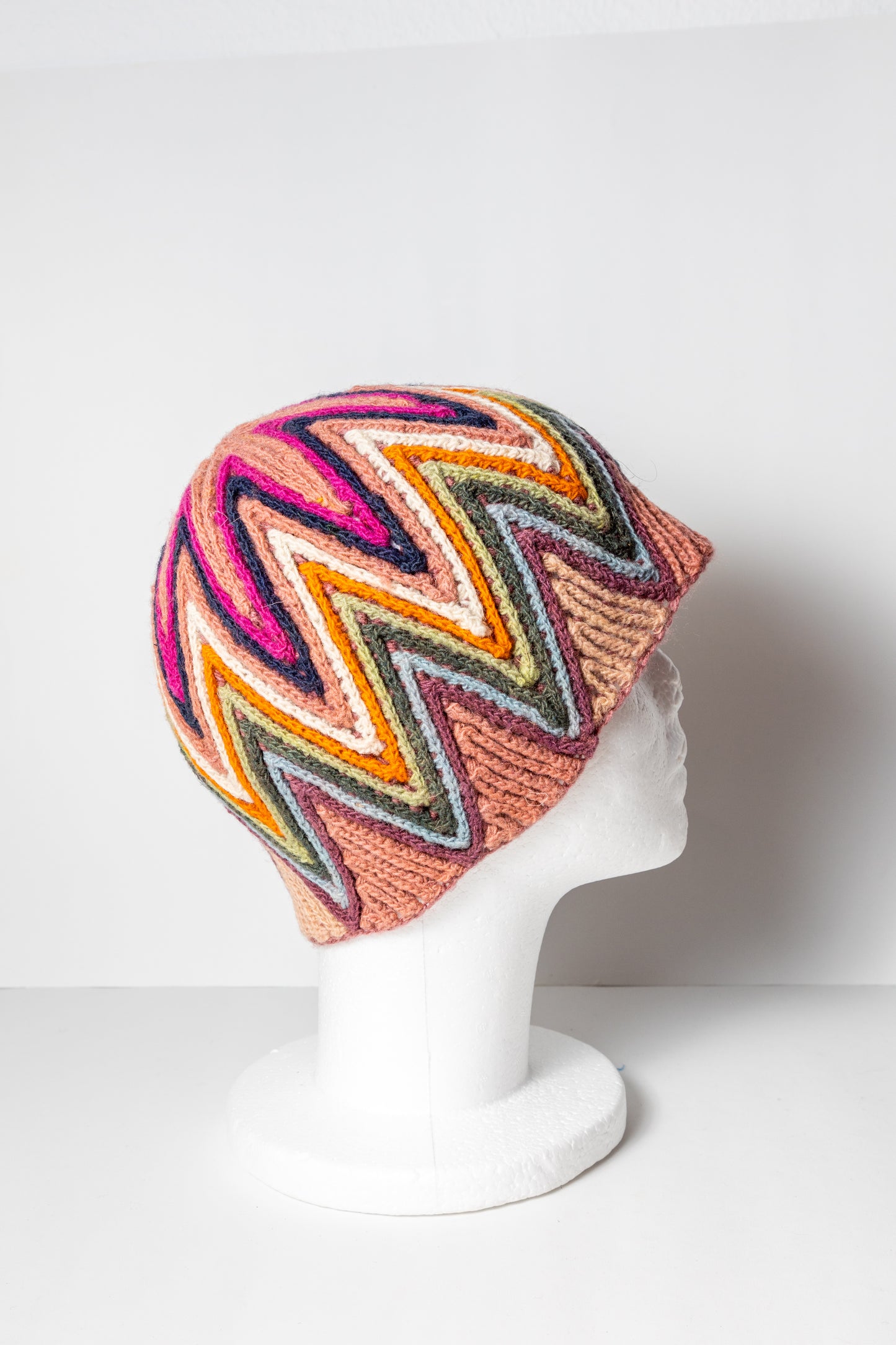 Handgestrickte Mütze Model Inti