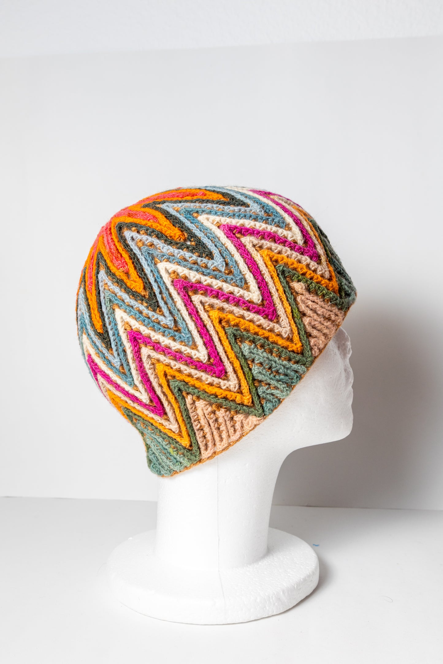 Handgestrickte Mütze Model Inti