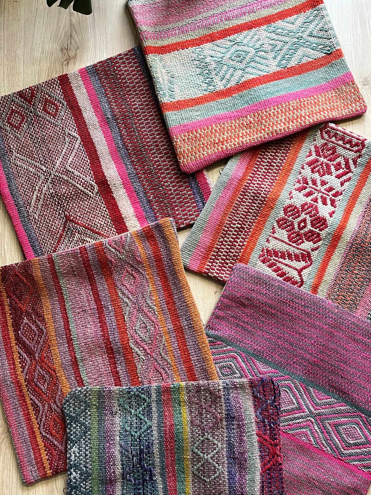 Coussin Frazada péruvien tissé à la main modèle Cantuta