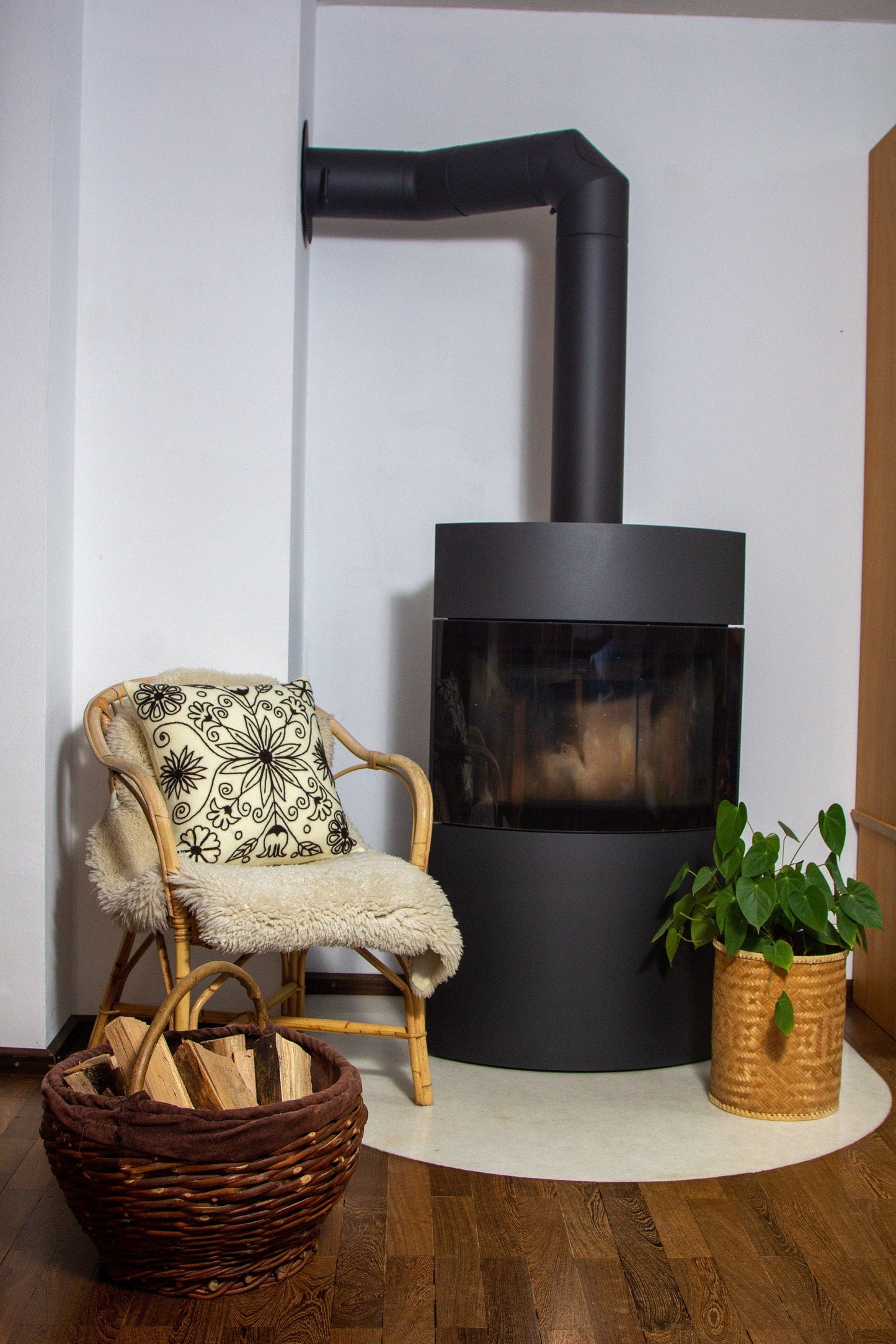 Housse de coussin brodée à la main en laine de mouton modèle rose