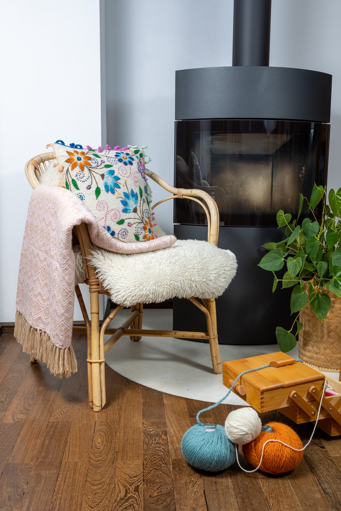 Housse de coussin brodée à la main 100% laine de mouton modèle Rosine