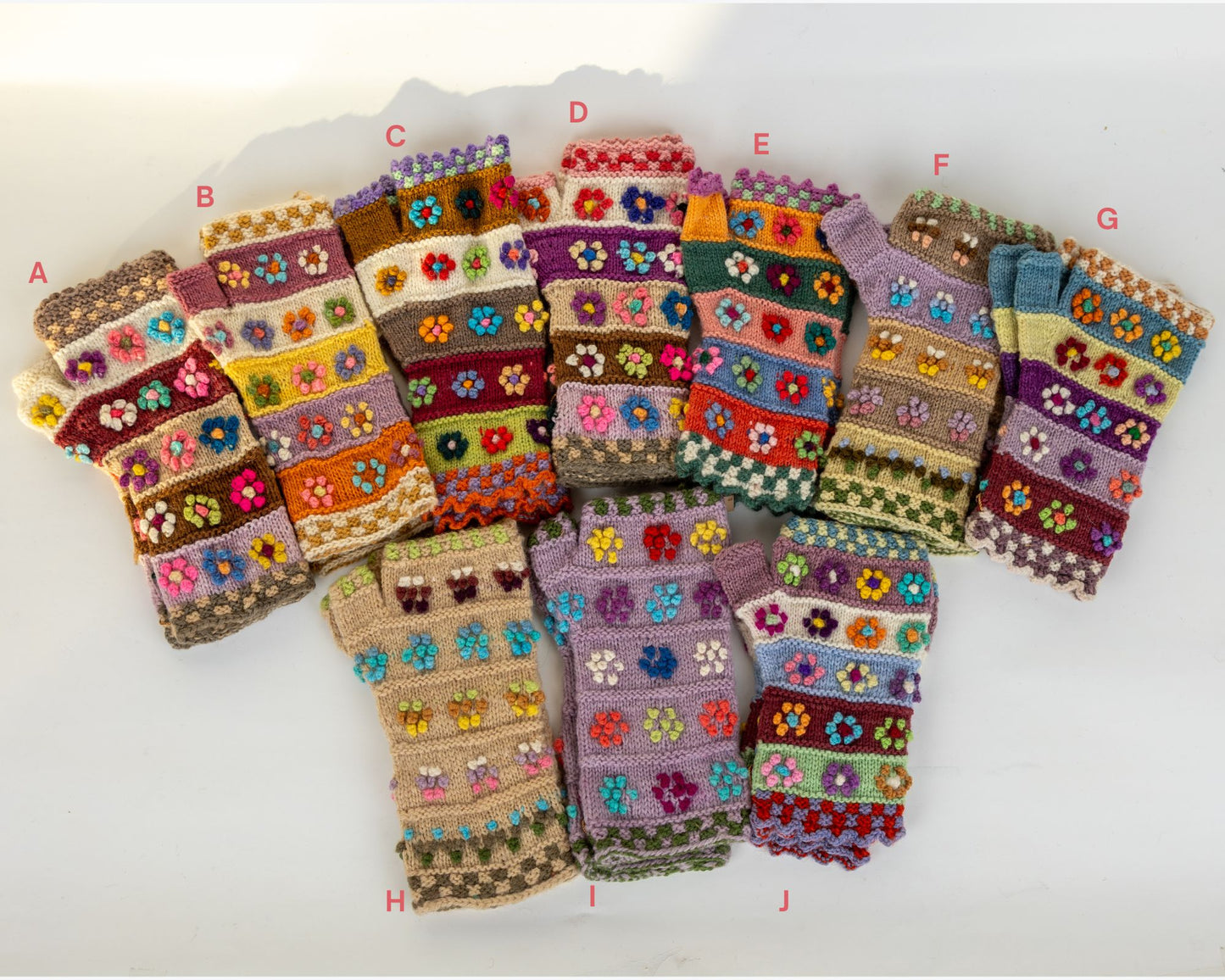 Handgestrickte Pulswärmer - Handschuhe aus Schafwolle – Blumenstickerei aus Peru