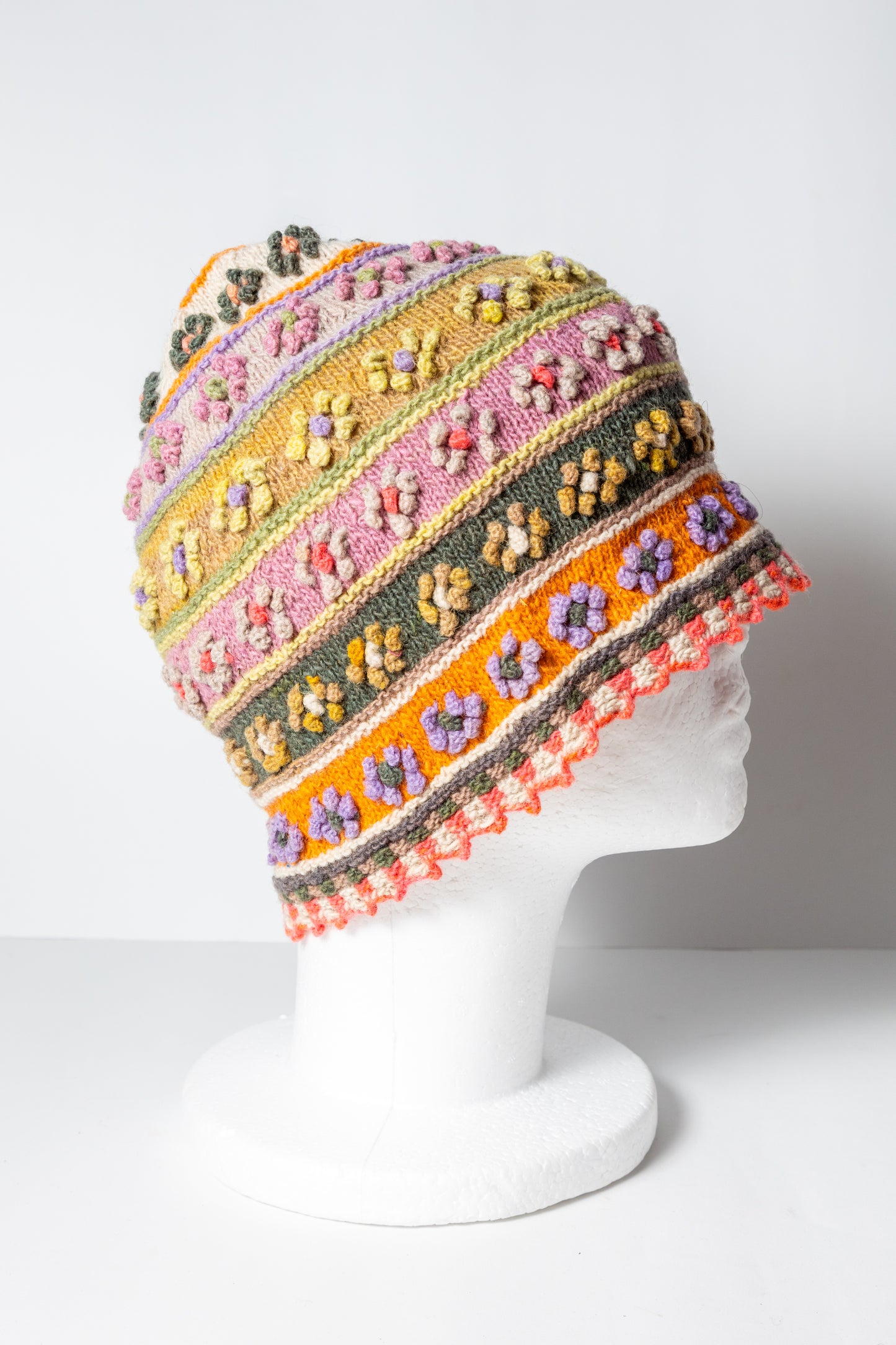 Bonnet tricoté main modèle fleurs