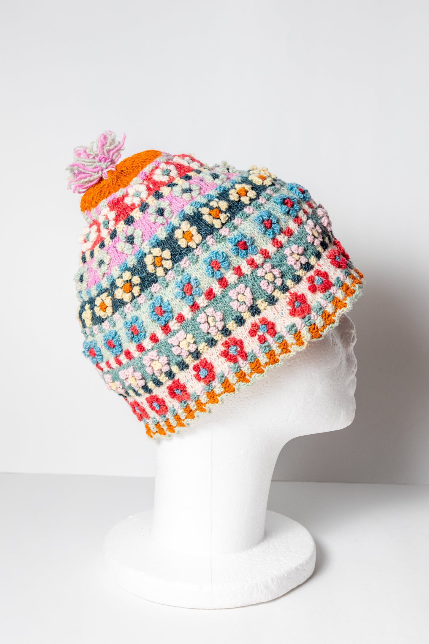 Bonnet tricoté main modèle fleurs
