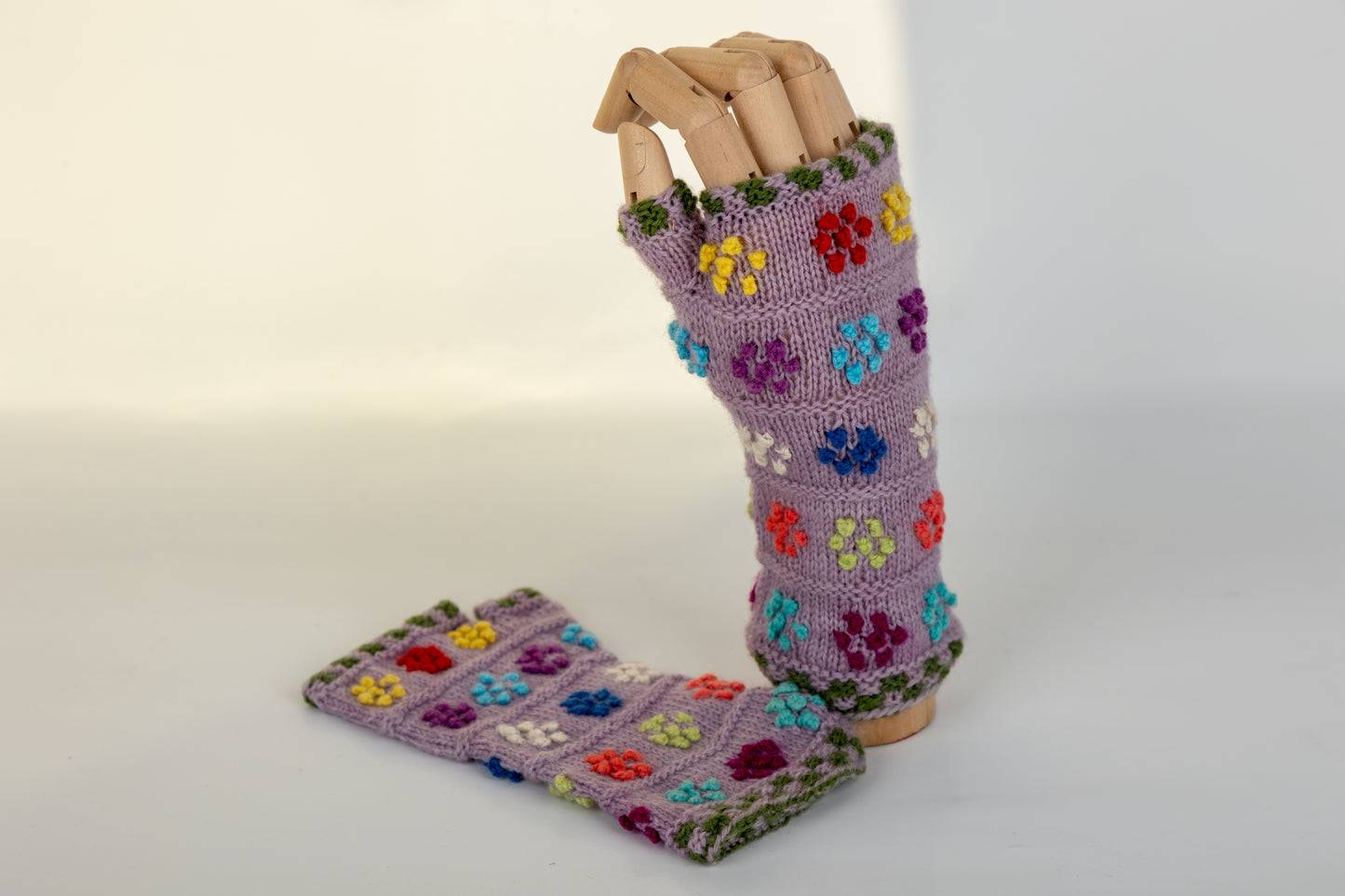 Handgestrickte Pulswärmer - Handschuhe aus Schafwolle – Blumenstickerei aus Peru