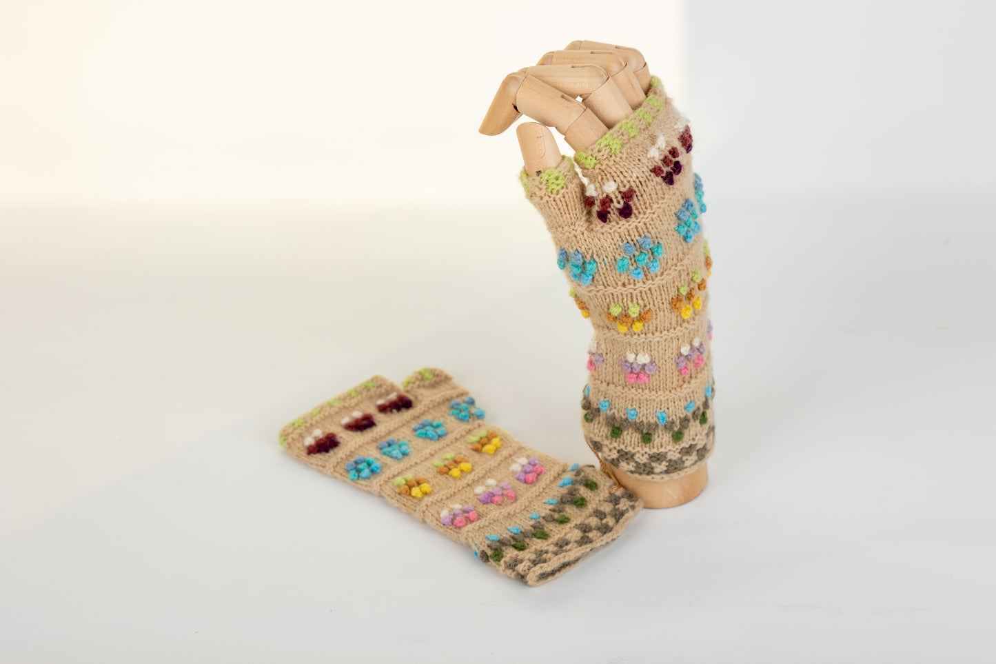 Handgestrickte Pulswärmer - Handschuhe aus Schafwolle – Blumenstickerei aus Peru