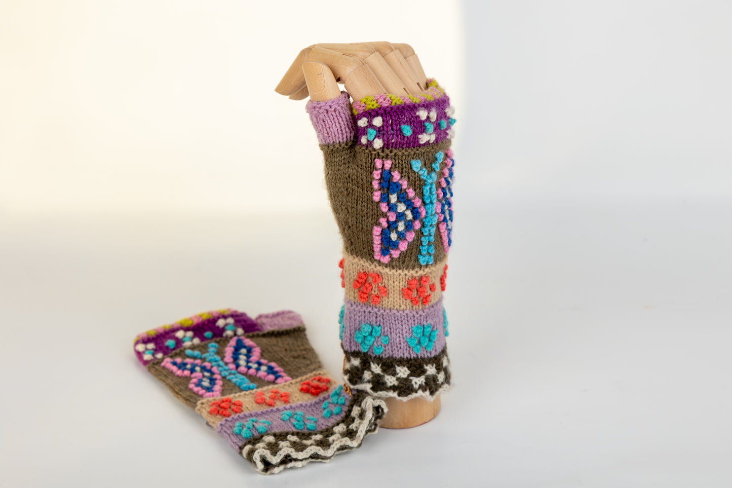 Handgestrickte Pulswärmer - Handschuhe aus Schafwolle Modell Schmetterlinge