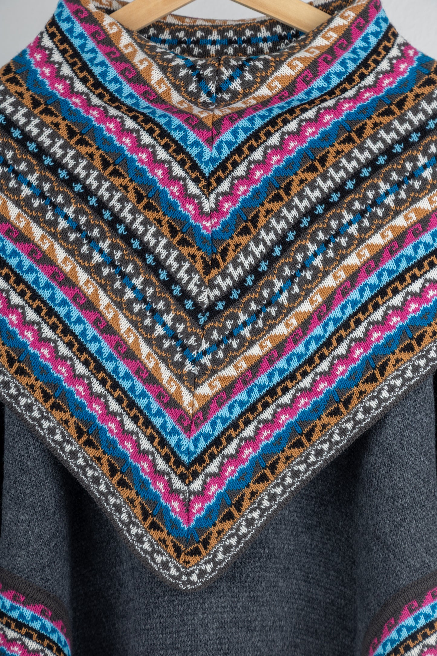 Poncho luxueux modèle Aurora, en laine d'alpaga superfine pour femme