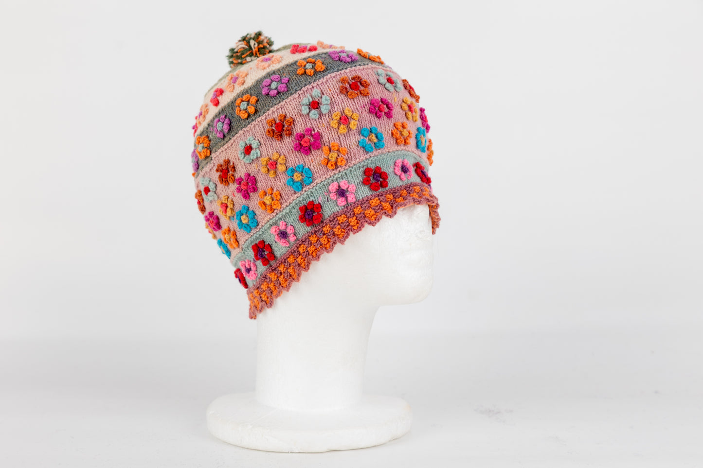 Handgestrickte Mütze aus Schafwolle – Blumenstickerei aus Peru