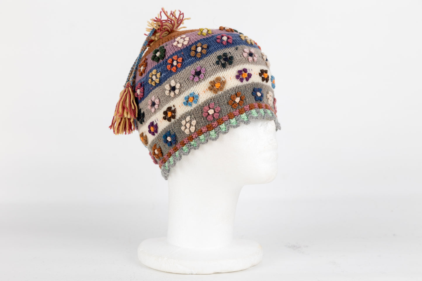 Handgestrickte Mütze aus Schafwolle – Blumenstickerei aus Peru