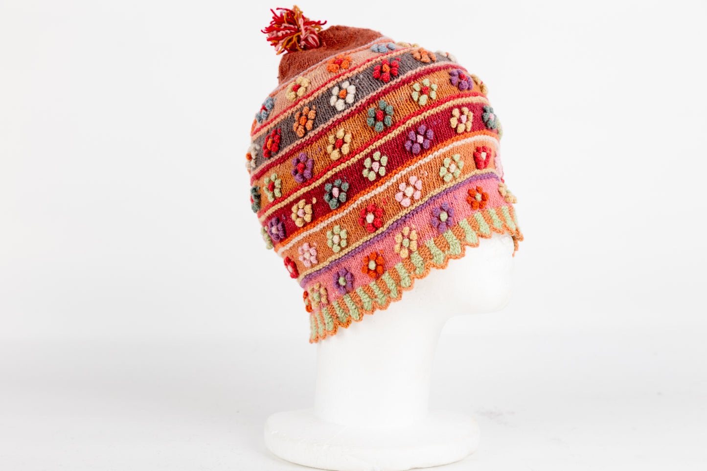 Handgestrickte Mütze aus Schafwolle – Blumenstickerei aus Peru