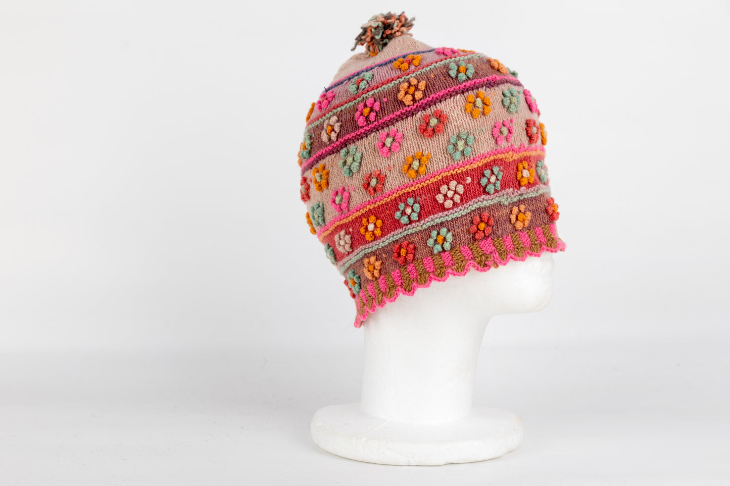 Handgestrickte Mütze aus Schafwolle – Blumenstickerei aus Peru