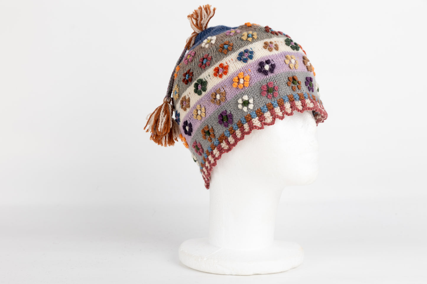 Handgestrickte Mütze aus Schafwolle – Blumenstickerei aus Peru