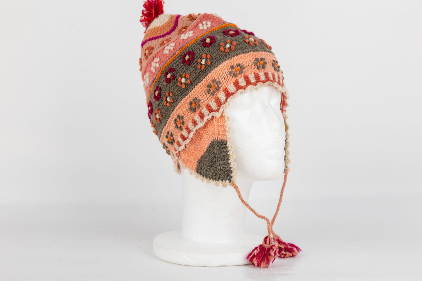 Handgestrickte Mütze aus Schafwolle – Blumenstickerei aus Peru