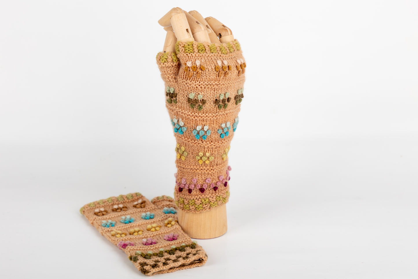 Handgestrickte Pulswärmer - Handschuhe aus Schafwolle – Blumenstickerei aus Peru