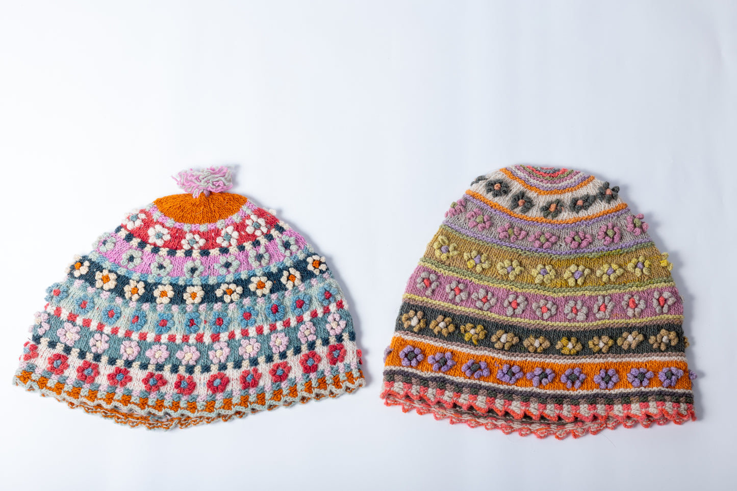 Bonnet tricoté main modèle fleurs
